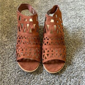 NWOT American Eagle Peep Toe Shoes. Women’s size 10W.